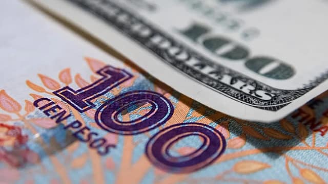 ¿Plazo fijo o dólares? En qué conviene invertir los ahorros en Argentina, según los especialistas