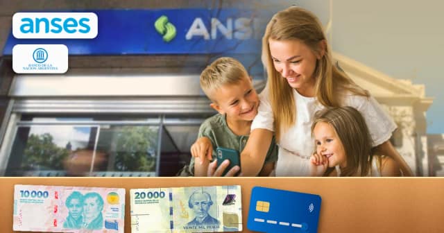 Madre con sus dos hijos mirando el celular frente a una oficina de ANSES, con billetes y una tarjeta de débito