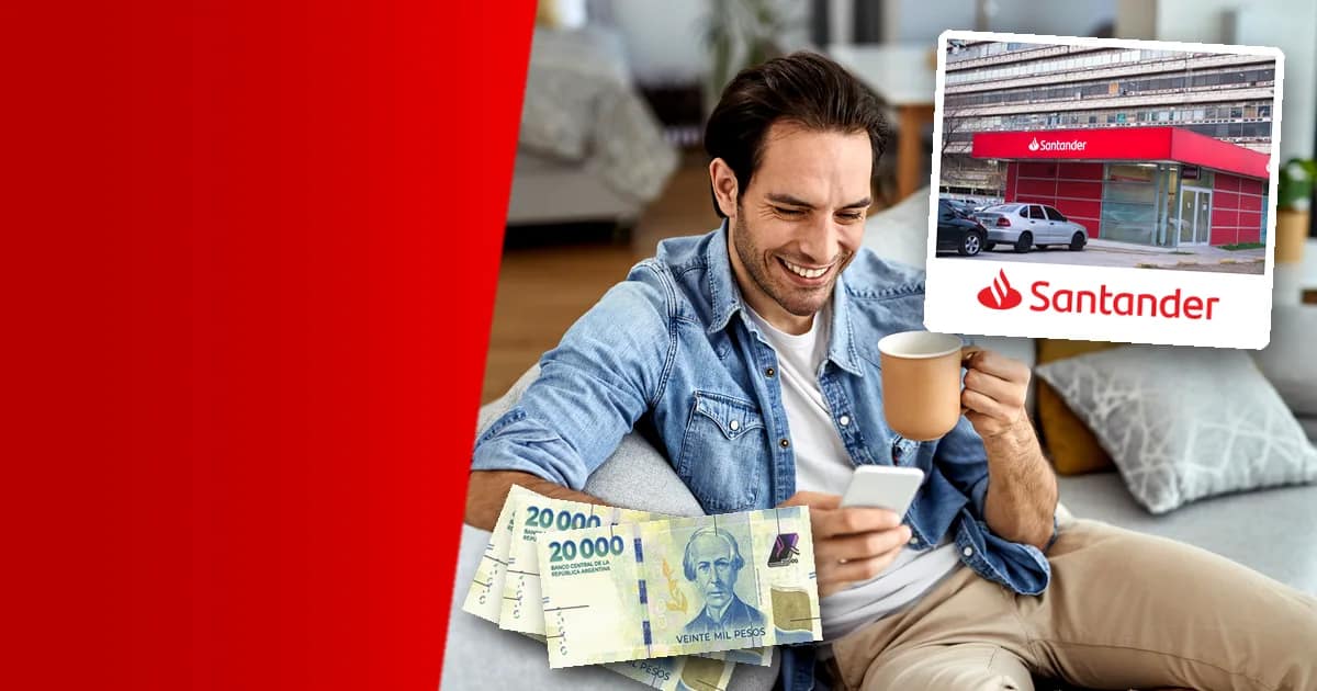 Hombre contento en el sillón de su casa mirando la app del banco en el celular, con billetes de 20.000 pesos, junto a la fachada y el logo del Banco Santander.