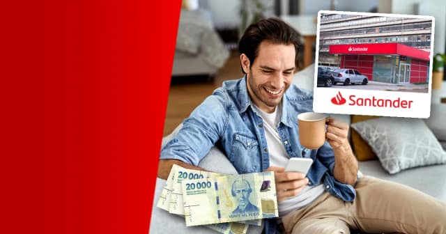 Hombre contento en el sillón de su casa mirando la app del banco en el celular, con billetes de 20.000 pesos, junto a la fachada y el logo del Banco Santander.
