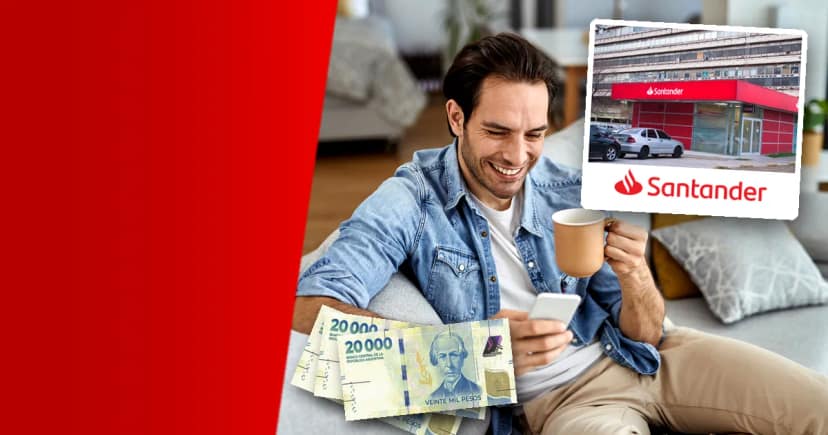 Hombre contento en el sillón de su casa mirando la app del banco en el celular, con billetes de 20.000 pesos, junto a la fachada y el logo del Banco Santander.