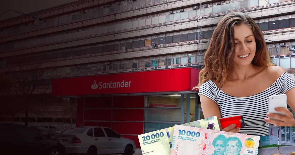 Joven sonriente con una tarjeta de crédito roja y el celular frente a una sucursal del Banco Santander, con billetes de 10.000 y 20.000 pesos en primer plano.