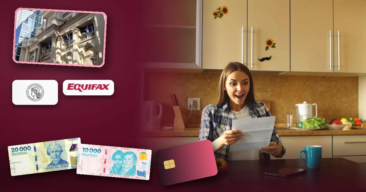 Mujer argentina revisa en la mesa de su casa una carta de deuda junto a su celular, billetes de pesos y una tarjeta de crédito, con el edificio del Banco Central de la República Argentina