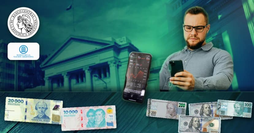 Hombre argentino revisa en su celular la cotización del dólar junto a billetes de pesos argentinos y dólares, con fachadas del Banco Nación y del Banco Central de la República Argentina