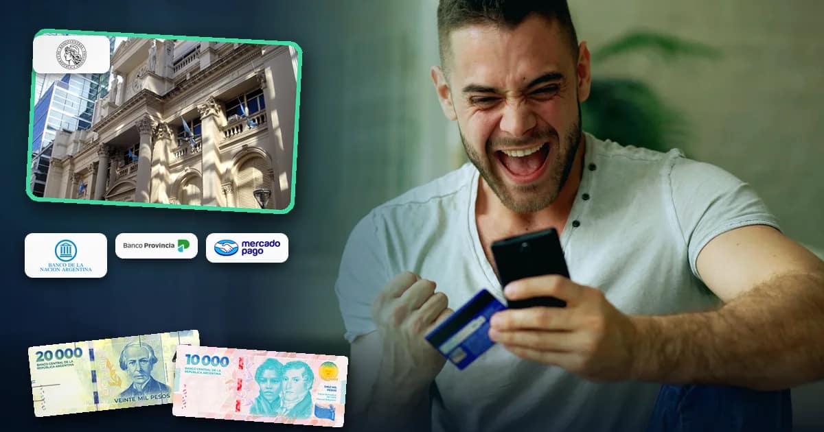 Hombre argentino revisa en su celular su situación crediticia junto a una tarjeta de crédito y billetes de pesos, con la fachada del Banco Central de la República Argentina de fondo
