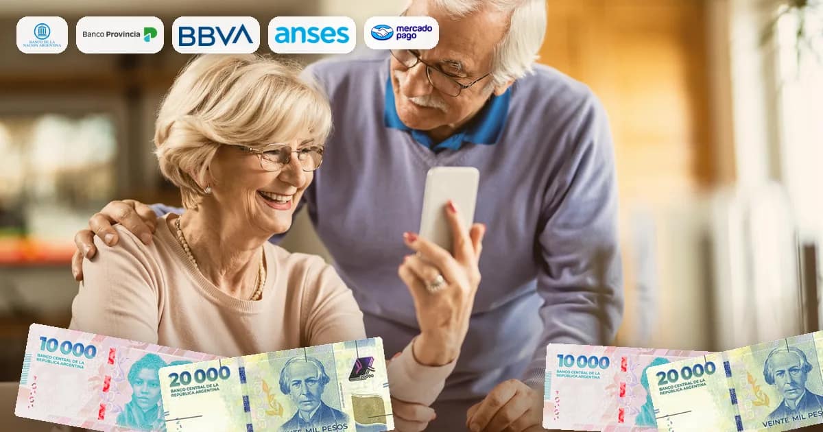 Pareja de jubilados revisa en el celular las condiciones de un préstamo, junto a billetes de pesos y los logos de Banco Nación, Banco Provincia, BBVA y ANSES
