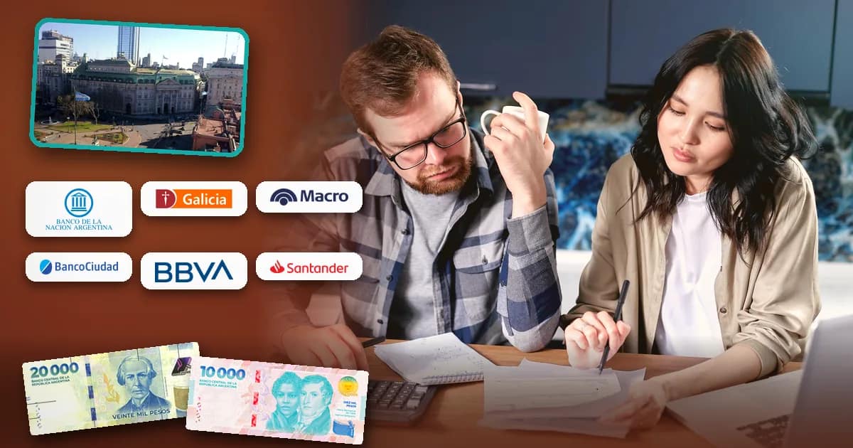 Pareja argentina revisa en la notebook un préstamo personal junto a billetes de pesos argentinos, con fachadas del Banco Nación, Banco Galicia y Banco Macro