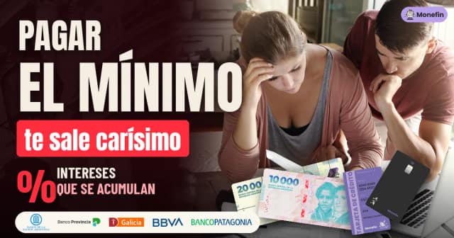 Pareja preocupada revisando el resumen de la tarjeta de crédito en la cocina, con billetes de $10.000 y $20.000 y tarjetas sobre la mesa, junto al texto 'Pagar el mínimo te sale carísimo' y logos de Banco Nación, Provincia, Galicia, BBVA y Patagonia.