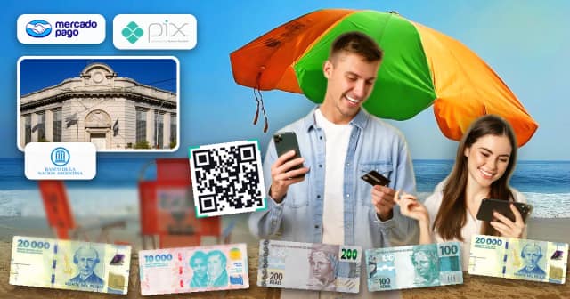 Pareja argentina en una playa de Brasil paga con el celular mientras sostiene billetes de pesos y reales, con una sucursal del Banco Nación de fondo